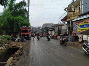 Banjir Surut, Petugas Bersihkan Lumpur-Sampah di Kemang Utara Jaksel