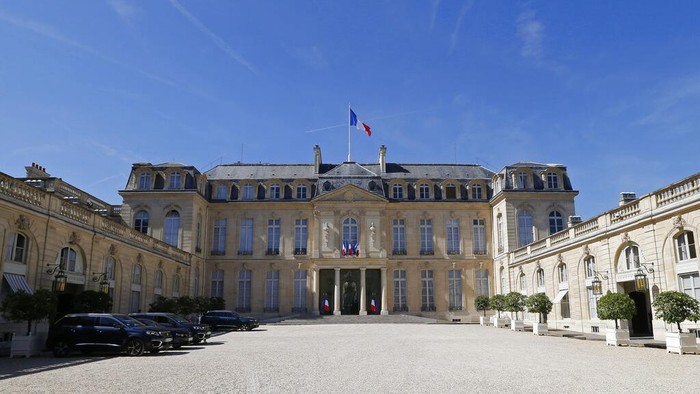 Prajurit perempuan mengaku diperkosa di Istana Presiden Prancis, Juli lalu. Begini suasana kemewahan di dalam istana tersebut.