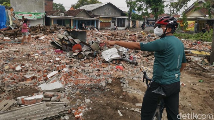 Sambil bersepeda di sore hari, Bupati Muhdlor mengecek bekas Balai Desa Suko yang terlihat sudah rata dengan tanah. 