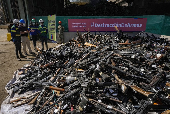 Sebanyak 13.600 senjata api ilegal dimusnahkan di Santiago, Chili. Senjata tersebut disita dari berbagai razia maupun diserahkan sukarela oleh pemiliknya.