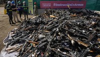  Terlihat berbagai senjata api ilegal menumpuk dari rakitan hingga laras panjang dan bedil semi otomatis.