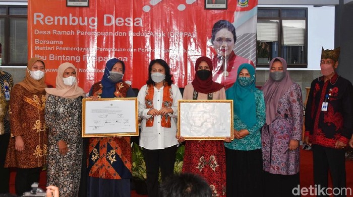 Dua desa di Banyuwangi dicanangkan sebagai model Desa Ramah Perempuan dan Peduli Anak (DRPPA). Istimewanya, Menteri Pemberdayaan Perempuan dan Perlindungan Anak (PPPA) Bintang Puspayoga hadir langsung dalam pencanangan tersebut.