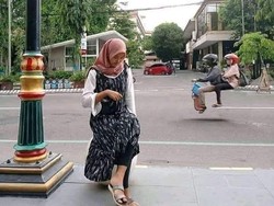 7 Latar Belakang Dalam Foto Ini Nyeleneh Abis, Bikin Cekikikan & Lihat 2 Kali