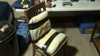 Kursi gaming murah meriah, cukup tempelkan bantal ke kursi kayu di rumah. Foto: Bored Panda