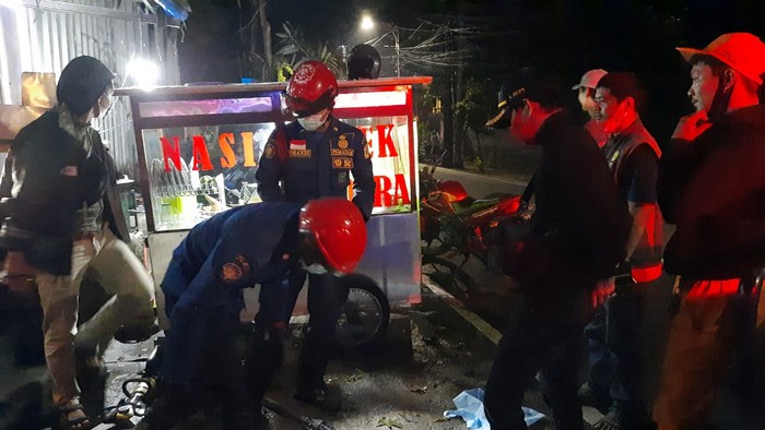 Headset nirkabel seorang pembeli nasi bebek terjatuh ke gorong-gorong di Cilandak, Jaksel. Petugas damkar yang ditelepon pun memberi bantuan. (dok Istimewa)