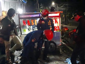 Tengah Malam AirPods Pembeli Nasi Bebek Jatuh ke Got, Damkar Turun Tangan