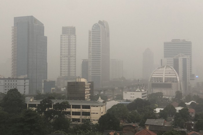 Hujan Deras Basahi Jakarta ---- Hujan deras terlihat di kawasan Mampang, Tendean dan Rasuna Said, Jakarta, Sabtu (13/11). Hujan disertai petir dan geledek.