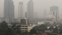 Hujan membawa kabut yang menutupi kawasan perkantoran di Jl Gatot Subroto, Jakarta Selatan.