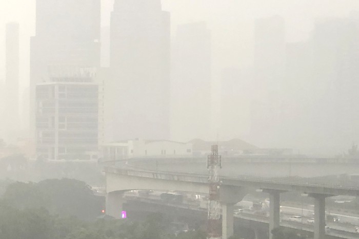 Hujan Deras Basahi Jakarta ---- Hujan deras terlihat di kawasan Mampang, Tendean dan Rasuna Said, Jakarta, Sabtu (13/11). Hujan disertai petir dan geledek.