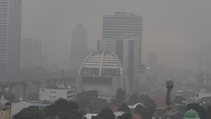 Hujan deras mengguyur DKI Jakarta sore ini (Foto: Herianto Batubara).