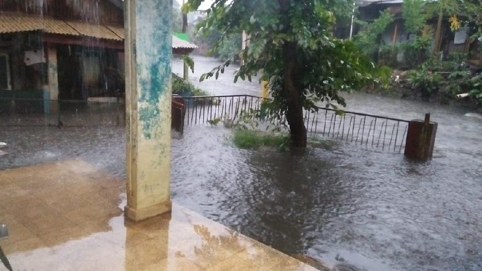 Hujan deras mulai merendam Cililitan, Jaktim. (dok. istimewa).