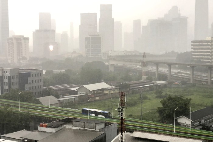 Hujan Deras Basahi Jakarta ---- Hujan deras terlihat di kawasan Mampang, Tendean dan Rasuna Said, Jakarta, Sabtu (13/11). Hujan disertai petir dan geledek.