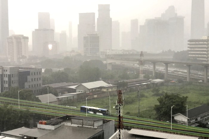 Hujan Hujan Deras Basahi Jakarta ---- Hujan deras terlihat di kawasan Mampang, Tendean dan Rasuna Said, Jakarta, Sabtu (13/11). Hujan disertai petir dan geledek.