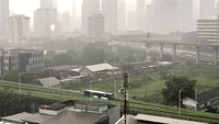 Bus TransJakarta melintas di jalan layang non tol di kawasan Jalan Tendean, Jakarta (13/11/2021). Foto diambil pukul 16.00 WIB. Hujan deras ini sesuai prediksi Badan Meteorologi, Klimatologi, dan Geofisika (BMKG) terkait hujan disertai petir yang bakal melanda Jakarta Selatan (Jaksel) dan Jakarta Timur (Jaktim).