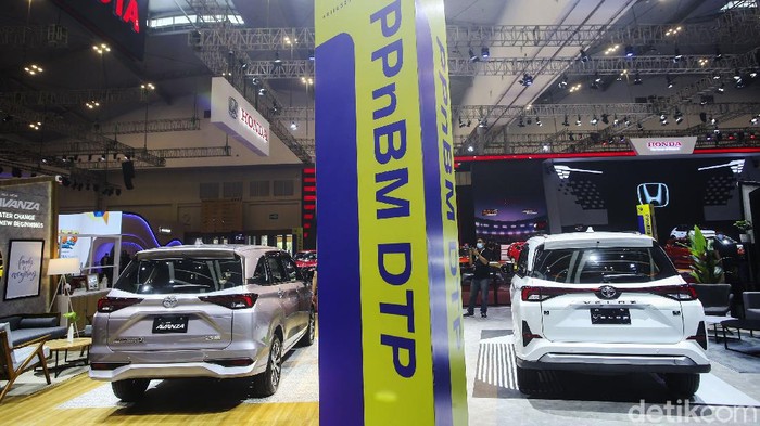 Ini Deretan Mobil yang Dapat PPnBM di GIIAS 2021 Kebijakan relaksasi Pajak Penjualan atas Barang Mewah Ditanggung Pemerintah (PPnBM DTP) cukup mendongkrak kinerja industri otomotif. Hal itu dikatakan Menteri Koordinator Bidang Perekonomian Airlangga Hartarto saat membuka pameran GIIAS 2021 Kamis (11/11/2021).