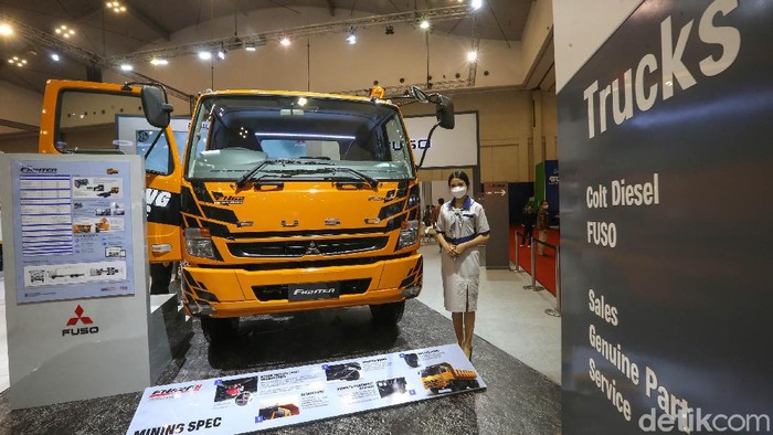 Tak melulu mobil listrik hingga supercar, GIIAS 2021 juga memamerkan unit mobil bus sampai truk lho.