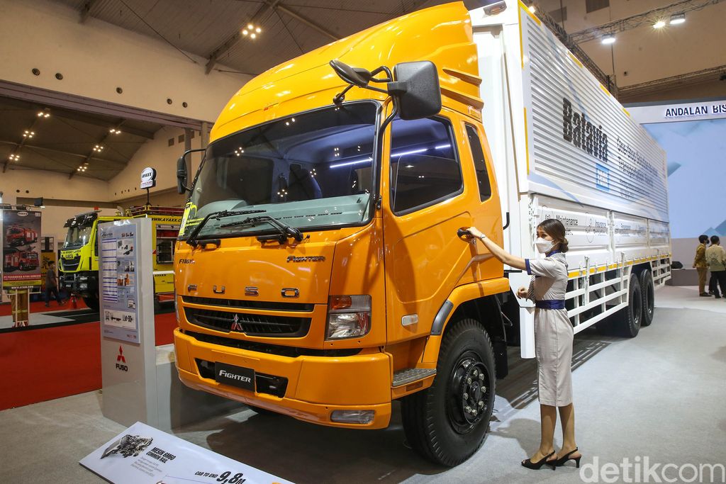 Tak melulu mobil listrik hingga supercar, GIIAS 2021 juga memamerkan unit mobil bus sampai truk lho.
