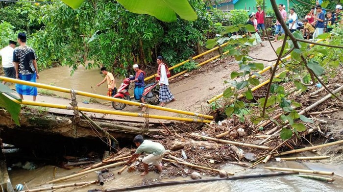 Jembatan di Lombok Barat terputus dan rusak karena banjir.