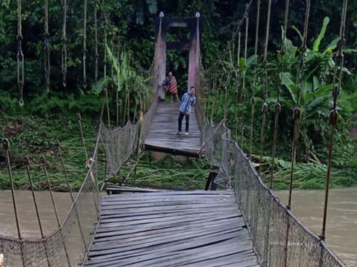 Jembatan gantung menuju Desa Lenggo, Kecamatan Bulo, Kabupaten Polewali Mandar, Sulbar rusak parah diterjang banjir. Sekitar 2.000 warga terisolir. (dok Istimewa)