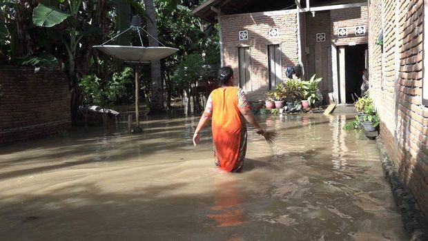 Jembatan gantung menuju Desa Lenggo, Kecamatan Bulo, Kabupaten Polewali Mandar, Sulbar rusak parah diterjang banjir. Sekitar 2.000 warga terisolir. (dok Istimewa)