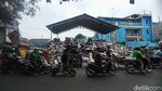 Duh, Gunungan Sampah di TPS Pagarsih Bandung Meluber ke Jalan