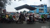 Sampah juga meluber hingga ke badan jalan.