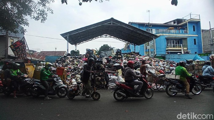 Timbunan sampah menggunung di tempat pembuangan sementara (TPS) Pagarsih, Bandung. Sudah seminggu, sampah di TPS tersebut tak diangkut.