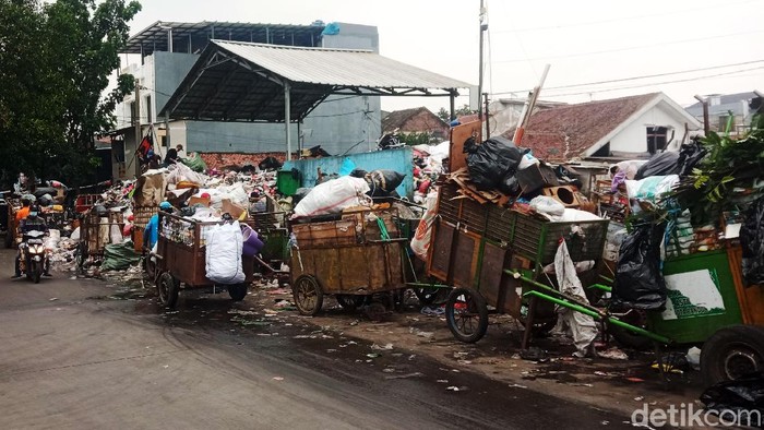 Timbunan sampah menggunung di tempat pembuangan sementara (TPS) Pagarsih, Bandung. Sudah seminggu, sampah di TPS tersebut tak diangkut.