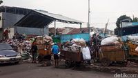 Duh, Gunungan Sampah Di TPS Pagarsih Bandung Meluber Ke Jalan