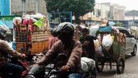 Aroma bau sampah juga mulai tercium dari jarak kurang lebih 100 meter.