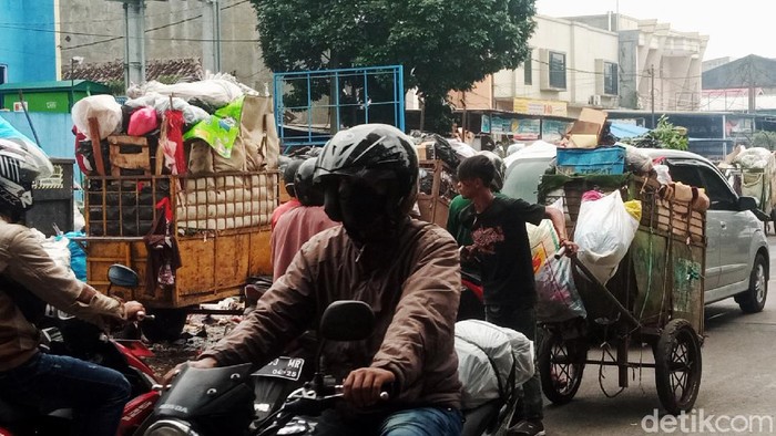 Jorok! Sampah di TPS Pagarsih Bandung Menggunung-Luber ke Jalan Timbunan sampah menggunung di tempat pembuangan sementara (TPS) Pagarsih, Bandung. Sudah seminggu, sampah di TPS tersebut tak diangkut.