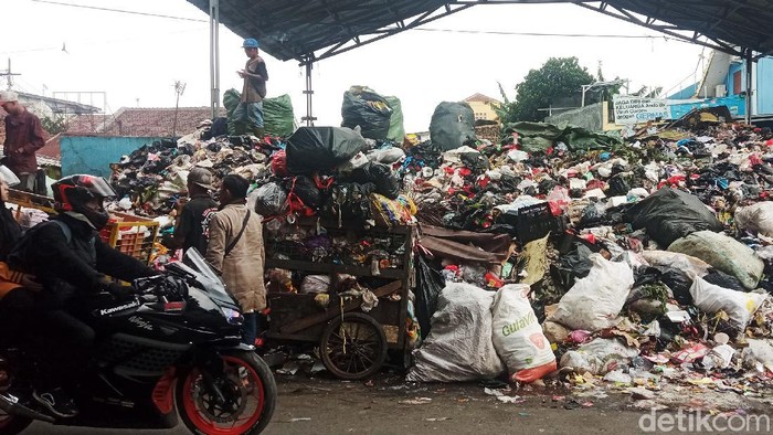 Timbunan sampah menggunung di tempat pembuangan sementara (TPS) Pagarsih, Bandung. Sudah seminggu, sampah di TPS tersebut tak diangkut.