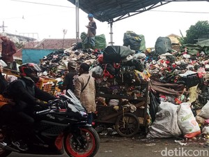 Sampah di TPS Pagarsih Meluber ke Jalan, Pemkot Bandung Minta Maaf