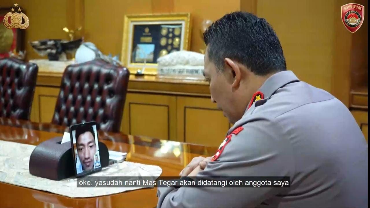 National Police Chief General Listyo Sigit Prabowo talks with Teuku Tegar Abadi via video call