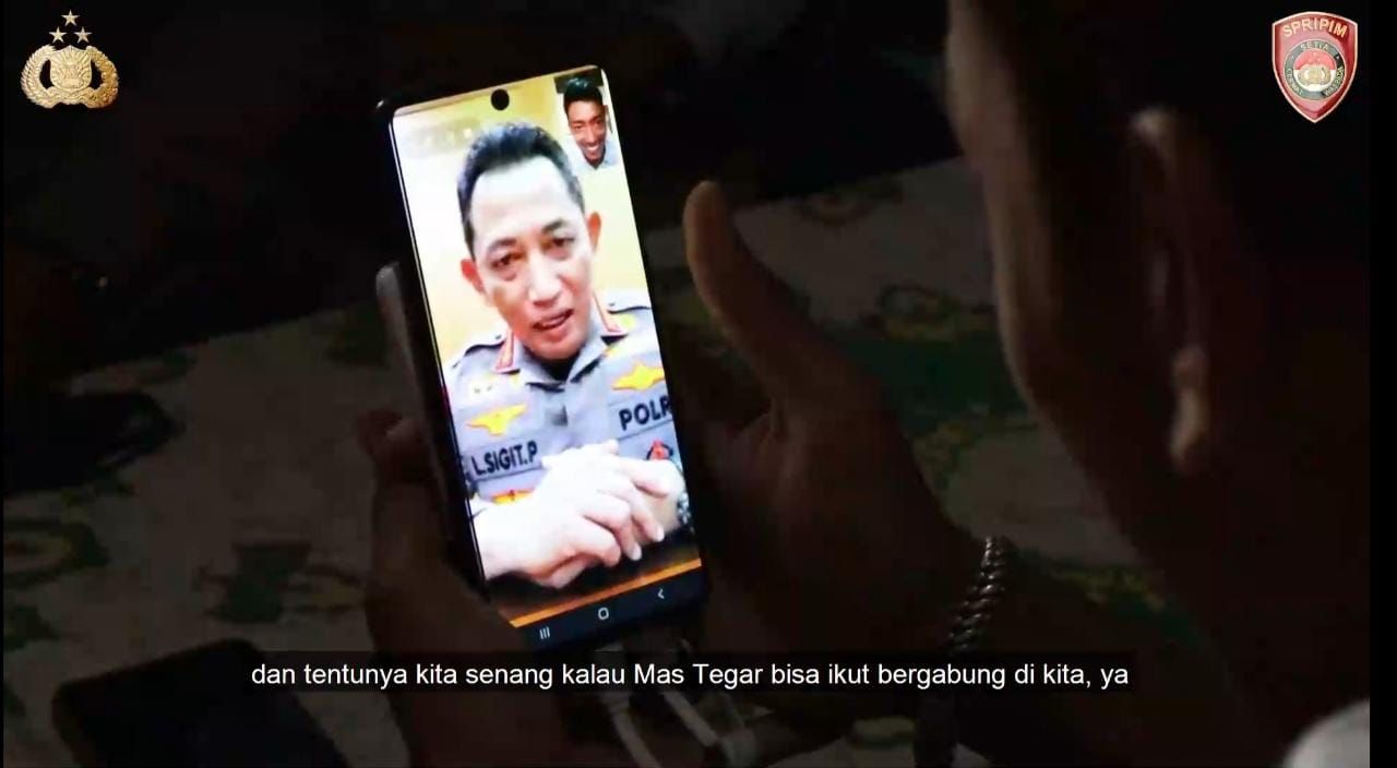 National Police Chief General Listyo Sigit Prabowo talks with Teuku Tegar Abadi via video call