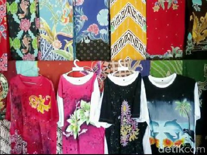 Emak-emak di Kampung Bremi, Kelurahan Sukabumi, Kecamatan Mayangan, Kota Probolinggo membuat batik di kaus. Karya mereka laris manis di pasaran.