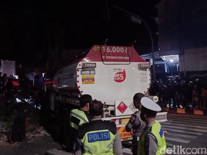 Kecelakaan terjadi di Jalan Soekarno Hatta Kota Madiun. Seorang pesepeda tertabrak truk tangki Pertamina nopol L 9232 UL hingga tewas.