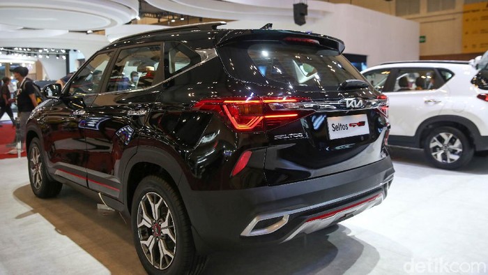 PT Kreta Indo Artha (KIA) membawa 2 variant mobil baru KIA Seltos dalam pameran GIIAS yang digelar di ICE BSD, Tangareng, Sabtu (13/11/2021). KIA Seltos GT-Line dan KIA Seltos CRD-i cukup memikat para pengunjung GIIAS.