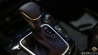 Bagaimana dengan harga? Kia Seltos GT Line dibanderol dengan harga Rp 415 juta, sementara varian Kia Seltos 1.5 CRDi dijual seharga Rp 389 juta.