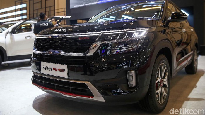 PT Kreta Indo Artha (KIA) membawa 2 variant mobil baru KIA Seltos dalam pameran GIIAS yang digelar di ICE BSD, Tangareng, Sabtu (13/11/2021). KIA Seltos GT-Line dan KIA Seltos CRD-i cukup memikat para pengunjung GIIAS.