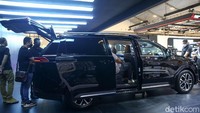 Mobil baru ini merupakan satu-satunya high MPV di Indonesia dengan kapasitas 11 penumpang.