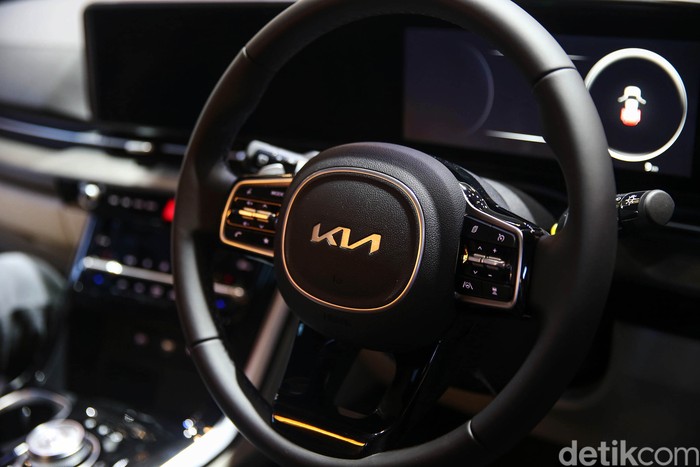 PT Kreta Indo Artha (KIA) memperkenalkan mobil baru Kia Grand Carnival dalam pameran GIIAS yang digelar di ICE BSD, Tangareng, Sabtu (13/11/2021). Ini pun menjadi yang pertana bagi KIA untuk hadir di ajang otomotif tahunan ini.