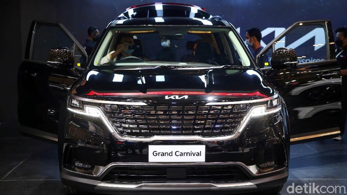 PT Kreta Indo Artha (KIA) memperkenalkan mobil baru Kia Grand Carnival dalam pameran GIIAS yang digelar di ICE BSD, Tangareng, Sabtu (13/11/2021). Ini pun menjadi yang pertana bagi KIA untuk hadir di ajang otomotif tahunan ini.