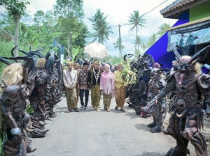 Viral Nikah Bawa Arak-arakan Monster, Pengantin Minta Maaf ke Netizen