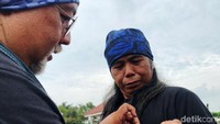 Penyematan pin kepada salah satu budayawan Karawang sebagai simbol persahabatan dan penghormatan. 