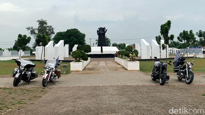 Komunitas Moge Napak Tilas Karawang-Bekasi untuk Peringati Hari Pahlawan Komunitas motor gede yang tergabung dalam MGI menggelar 'Ride Napak Tilas Karawang-Bekasi'. Napak tilas itu untuk memperingati Hari Pahlawan.