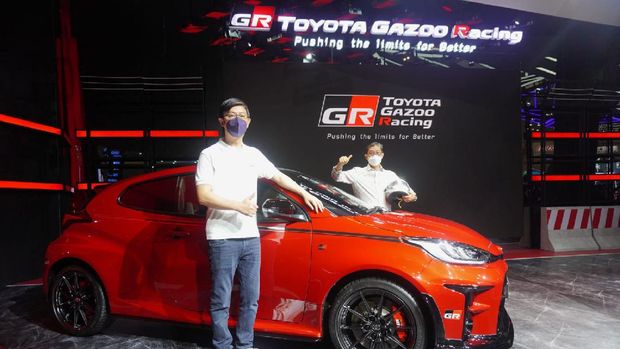 Serah terima Toyota GR Yaris ke tangan konsumen di GIIAS 2021.