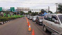 Peningkatan jumlah kendaraan menuju puncak sudah terjadi sejak Jumat (12/11/2021) malam.