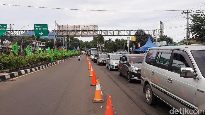 Lalin Kawasan Wisata Puncak Bogor Padat Merayap Arus lalulintas menuju kawasan wisata Puncak, Bogor, Jawa Barat mengalami kemacetan parah. Untuk mengurangi mobilitas masyarakat menuju kawasan Puncak, Polres Bogor memberlakukan sistem ganjil genap dan buka-tutup di beberapa titim kemacetan.