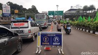 Untuk mengurangi mobilitas masyarakat menuju kawasan Puncak, Polres Bogor memberlakukan sistem ganjil genap dan buka-tutup di beberapa titik kemacetan.